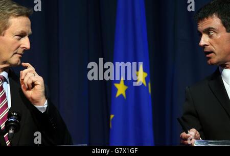 Taoiseach Enda Kenny (à gauche) avec le Premier ministre de France Manuel Valls lors d'une conférence de presse dans les bâtiments gouvernementaux de Dublin. Banque D'Images