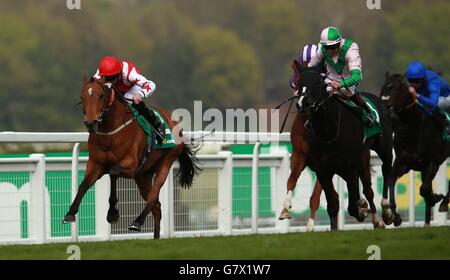 Courses hippiques - bet365 Friday - Sandown Racecourse.Custom Cut est monté par Daniel Tudhope sur le chemin de la victoire dans le mille 365 au cours du vendredi bet365 à l'hippodrome de Sandown, Surrey. Banque D'Images