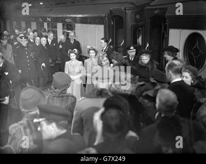 Le roi et le Quaon accompagnés de la princesse Elizabeth et de la princesse Margaret quittèrent Londres à la première étape de leur voyage en Afrique du Sud. Vendredi. DES SPECTACLES D'IMAGES, la scène d'adieu à la gare de Waterloo cet après-midi, montrant le roi, la reine et les deux princesses comme ils ont dit Au revoir à des parents et des amis sur la plate-forme. Banque D'Images