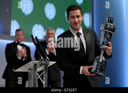 Eden Hazard de Chelsea reçoit son prix du PFA's Men's Player of the Year Award 2015 lors du PFA Player of the Year Awards 2015 au Grosvenor House Hotel, Londres Banque D'Images