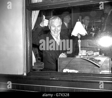 Né à Londres, CHARLIE CHAPLIN, le plus grand comédien du siècle, est retourné à son natif de Londres.Avec sa femme et ses quatre enfants, il est passé à terre à Southampton à 8:30 du Cunard Liner 'Queen Elizabeth' dans lequel ils avaient traversé de New York.Peu de temps après, ils sont montés à bord du train pour Londres.Ils sont venus pour une visite de six mois, au cours de laquelle ils espèrent voir quelque chose de la France, de l'Italie et de la Hollande, ainsi qu'une grande partie de votre de la Grande-Bretagne.Images Charlie Chaplin donne le signe du pouce de son siège dans le train de bateau à la gare de Waterloo. Banque D'Images