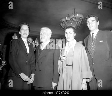 Charlie Chaplin, avec son épouse Oona, son fils aîné Sidney et Claire Bloom, la principale dame de son nouveau film "Limelight", à l'hôtel Savoy.On a fait une rumeur de romance entre Claire et Sidney, mais Charlie, interrogé au sujet d'un engagement, a déclaré « autant que je sache, c'est tout jusqu'à Mlle Bloom ».Chaplin et sa famille font une visite de six mois en Europe. Banque D'Images