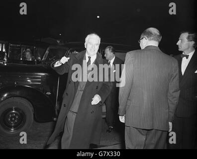 Charlie Chaplin, qui est venu dans un taxi, se présente à la foule qui attend de lui accueillir au Old Vic, sur Waterloo Road, dans le sud de Londres. Il devait assister à une représentation de « Romeo and Juliet » de Shakespeare dans laquelle Claire Bloom, la principale dame de son dernier film « Limelight », apparaissait. Banque D'Images