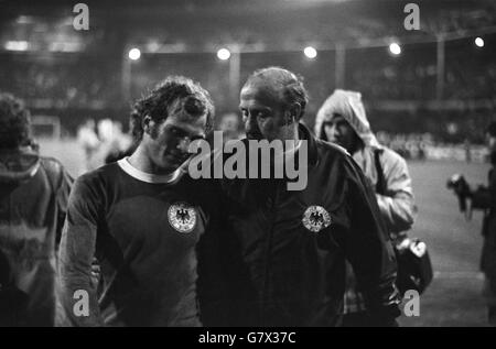 Football - Championnat d'Europe - quart de finale - première étape - Angleterre / Allemagne de l'Ouest - Wembley.L'entraîneur de l'Allemagne de l'Ouest Helmut Schon (à droite) quitte le terrain à la fin du match avec Uli Hoeness. Banque D'Images