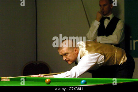 Snooker - CityWest Irish Masters Tournament - City West Hotel.L'Angleterre Dave Harold en action contre l'Angleterre Peter Ebdon (arrière-plan). Banque D'Images