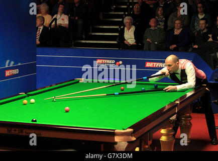 Snooker - Championnat du monde de Betfred - dixième jour - Crucible Theatre.Joe Perry en action contre Shaun Murphy lors du dixième jour des Championnats du monde de Betfred au Crucible Theatre, Sheffield. Banque D'Images