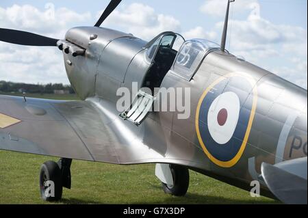 A Mark 1 Vickers Supermarine Spitfire, lors d'un photocall, un IWM Duxford, autrefois utilisé par un vétéran de la Great Escape et restauré de manière laborieusement sur cinq ans, devrait atteindre &Acirc ; 2.5 millions de livres sterling aux enchères, Quand il va sous le marteau chez Christie's à Londres dans la vente exceptionnelle le 9 juillet. Banque D'Images