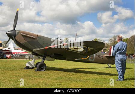 A Mark 1 Vickers Supermarine Spitfire, lors d'un photocall, un IWM Duxford, autrefois utilisé par un vétéran de la Great Escape et restauré de manière laborieusement sur cinq ans, devrait atteindre &Acirc ; 2.5 millions de livres sterling aux enchères, Quand il va sous le marteau chez Christie's à Londres dans la vente exceptionnelle le 9 juillet. Banque D'Images