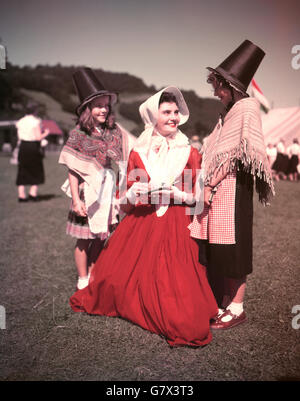 Kitty Strydom, 25 ans, de Bloemfontein, Afrique du Sud, signe son autographe pour Julie Saunders (l), âgée de 10 ans, et Helen Williams, âgée de 9 ans, deux filles galloises en costume national. Mlle Strydom est à l'International musical Eisteddfod de Llangollen, au nord du pays de Galles, où elle chante avec les Volkspelers, un groupe de danse et de chant tiré de toutes les parties de l'Afrique du Sud. Banque D'Images