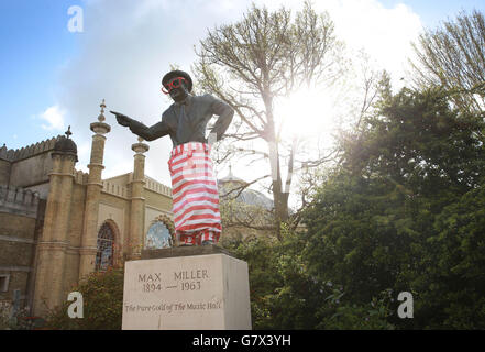 La statue du comédien britannique Max Miller, qui se trouve dans sa ville natale de Brighton, dans le Sussex, est habillée pour l'été par Pimm dans une campagne nationale avant le week-end des vacances de May Bank. Banque D'Images