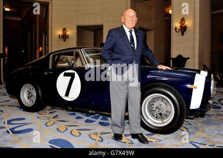 Sir Stirling Moss se trouve devant la Ferrari 250 GT SWB, qu'il a remporté lors du Goodwood Tourist Trophy en 1961, lors d'une séance photo au Royal automobile Club de Londres, pour lancer son nouveau livre « My Racing Life ». Banque D'Images