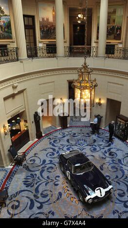 La Ferrari 250 GT SWB, que Sir Stirling Moss a remporté lors du Goodwood Tourist Trophée en 1961, exposée au Royal automobile Club de Londres, lors du lancement par la presse du nouveau livre de Sir Stirling « My Racing Life ». Banque D'Images