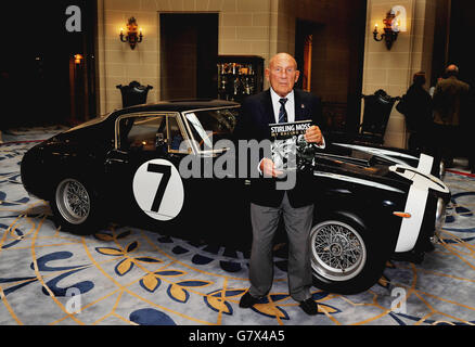 Sir Stirling Moss se trouve devant la Ferrari 250 GT SWB, qu'il a remporté lors du Goodwood Tourist Trophy en 1961, lors d'une séance photo au Royal automobile Club de Londres, pour lancer son nouveau livre « My Racing Life ». Banque D'Images