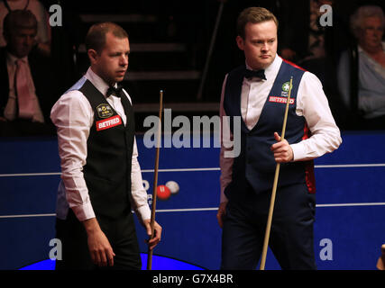 Shaun Murphy d'Angleterre lors de son match de demi-finale contre Barry Hawkins d'Angleterre pendant le treize jour des Championnats du monde de Betfred au Crucible Theatre, Sheffield. Banque D'Images