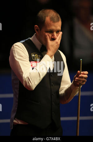 Barry Hawkins, de l'Angleterre, montre sa frustration lors de la séance d'ouverture lors de son match de demi-finale contre Shaun Murphy, de l'Angleterre, lors du treize jour des Championnats du monde de Betfred au Crucible Theatre, à Sheffield. Banque D'Images