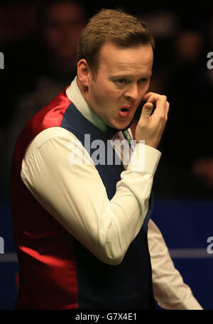 Shaun Murphy d'Angleterre lors de son match de demi-finale contre Barry Hawkins d'Angleterre pendant le treize jour des Championnats du monde de Betfred au Crucible Theatre, Sheffield. Banque D'Images