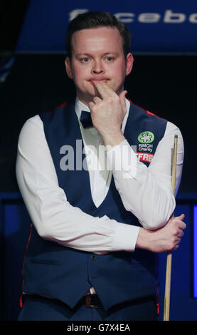 Shaun Murphy d'Angleterre lors de son match de demi-finale contre Barry Hawkins d'Angleterre pendant le treize jour des Championnats du monde de Betfred au Crucible Theatre, Sheffield. Banque D'Images