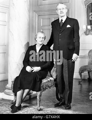 Le nouveau premier ministre britannique Harold Macmillan avec sa femme, Lady Dorothy Macmillan, au 10 Downing Street. Banque D'Images