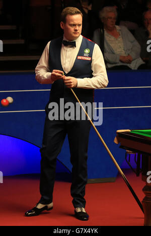 Shaun Murphy d'Angleterre lors de son match de demi-finale contre Barry Hawkins d'Angleterre pendant le treize jour des Championnats du monde de Betfred au Crucible Theatre, Sheffield. Banque D'Images