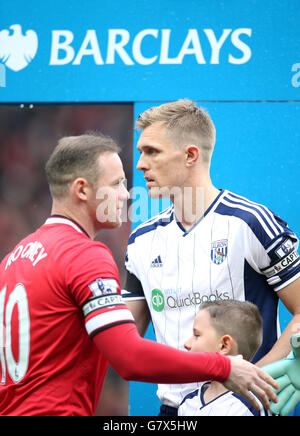 Le capitaine de Manchester United Wayne Rooney et le capitaine de West Bromwich Albion Darren Fletcher (à droite) avant le match de la Barclays Premier League à Old Trafford, Manchester. APPUYEZ SUR ASSOCIATION photo. Date de la photo: Samedi 2 mai 2015. Voir PA Story FOOTBALL Man Utd. Le crédit photo devrait se lire comme suit : Lynne Cameron/PA Wire. Banque D'Images