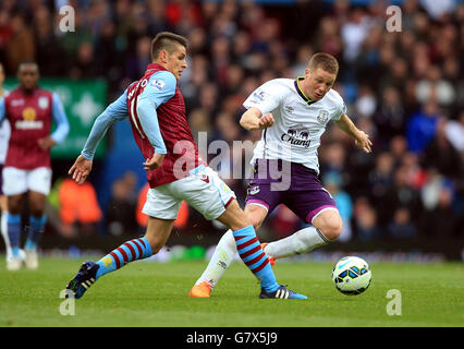 Ashley Westwood (à gauche) d'Aston Villa et James McCarthy d'Everton se battent pour le ballon lors du match de la Barclays Premier League à Villa Park, Birmingham. APPUYEZ SUR ASSOCIATION photo. Date de la photo: Samedi 2 mai 2015. Voir PA Story SOCCER Villa. Le crédit photo devrait se lire comme suit : Nick Potts/PA Wire. Banque D'Images