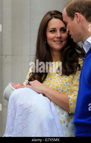 Le duc et la duchesse de Cambridge quittent l'aile Lindo de l'hôpital St Mary à Londres avec leur fille, la princesse de Cambridge. Banque D'Images