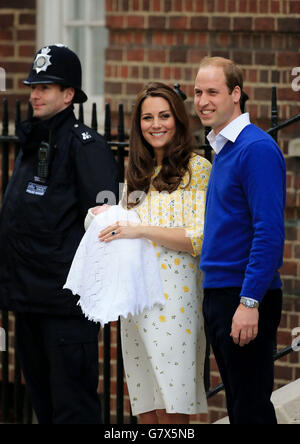 Le duc et la duchesse de Cambridge quittent l'aile Lindo de l'hôpital St Mary à Londres avec leur fille, la princesse de Cambridge. Banque D'Images