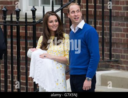 Le duc et la duchesse de Cambridge devant l'aile Lindo de l'hôpital St Mary's de Londres, avec leur fille née la princesse de Cambridge. Banque D'Images