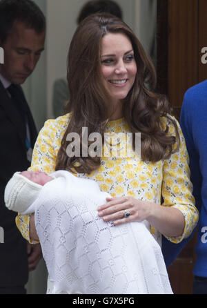 La duchesse de Cambridge et sa fille, la princesse de Cambridge, quittent l'aile Lindo de l'hôpital St Mary à Londres. APPUYEZ SUR ASSOCIATION photo. Date de la photo: Samedi 2 mai 2015. Voir PA Story ROYAL Baby. Le crédit photo devrait se lire : Anthony Devlin/PA Wire Banque D'Images