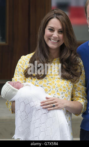 La duchesse de Cambridge et sa fille, la princesse de Cambridge, quittent l'aile Lindo de l'hôpital St Mary à Londres. Banque D'Images