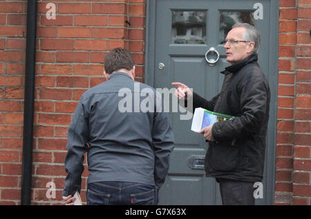 Le candidat de Sinn Fein Gerry Kelly et le conseiller municipal de Sinn Fein Belfast Conor Maskey (à gauche) sur la piste de campagne dans le nord de Belfast. Banque D'Images