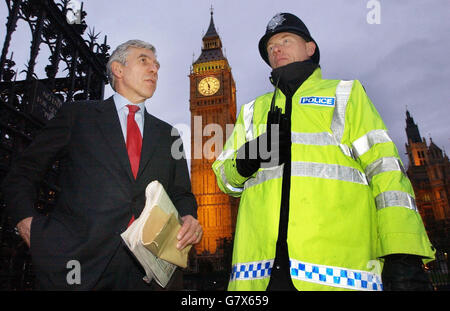 Le secrétaire aux Affaires étrangères Jack Straw s'entretient avec le PC Mark Valentine. Banque D'Images