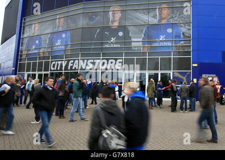 Football - Barclays Premier League - Leicester City / Newcastle United - King Power Stadium.Vue générale des fans devant le King Power Stadium avant le match Banque D'Images