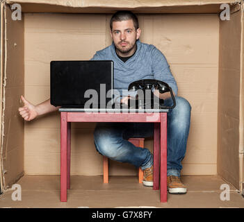 Les jeunes travailleurs de bureau montre Thumbs up sous le bureau Banque D'Images