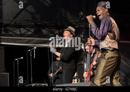 Pauline Black et Arthur 'trous' Hendrickson de The Selecter effectuant à Wychwood Festival, Cheltenham, Angleterre, Royaume-Uni. 5, 20 juin Banque D'Images