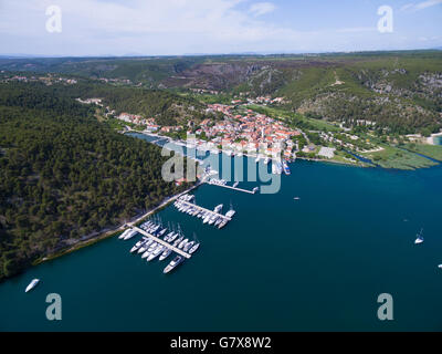 Vue aérienne de la vieille ville de Skradin à la rivière Krka, Croatie Banque D'Images