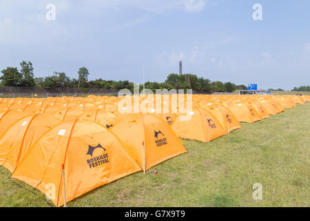 Roskilde, Danemark - 25 juin 2016 : Des rangées de tentes orange au Roskilde Festival 2016 Banque D'Images