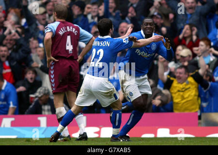 Emile Heskey de Birmingham City célèbre son but avec Damien Johnson contre Aston Villa. Banque D'Images