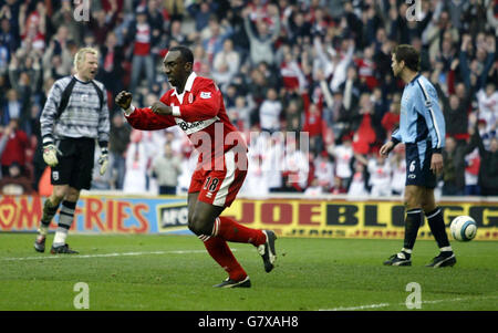 Soccer - FA Barclays Premiership - Middlesbrough / Southampton - Riverside Stadium.Jimmy Floyd Hasselbaink de Middlesbrough (au centre) célèbre sa défaite face à Southampton, le gardien de but Antti Niemi (à gauche). Banque D'Images