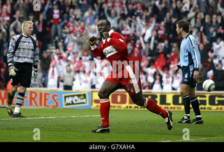 Jimmy Floyd Hasselbaink de Middlesbrough (au centre) célèbre sa défaite face à Southampton, le gardien de but Antti Niemi (à gauche). Banque D'Images