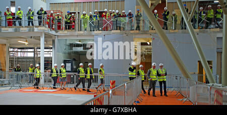 Le Prince de Galles lors d'une visite à l'hôpital pour enfants Alder Hey récemment construit à Liverpool, qui doit ouvrir ses portes en septembre, où il a rencontré le personnel de construction et les apprentis, en plus des patients et du personnel hospitalier. Banque D'Images