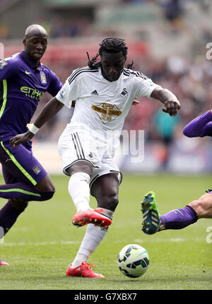 Le Bafetimbi Gomis de Swansea City marque le deuxième but du match de la Barclays Premier League au Liberty Stadium, à Swansea. APPUYEZ SUR ASSOCIATION photo. Date de la photo: Dimanche 17 mai 2015. Voir PA Story FOOTBALL Swansea. Le crédit photo devrait se lire comme suit : David Davies/PA Wire. Banque D'Images