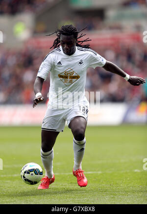 Le Bafetimbi Gomis de Swansea City marque le deuxième but du match de la Barclays Premier League au Liberty Stadium, à Swansea. APPUYEZ SUR ASSOCIATION photo. Date de la photo: Dimanche 17 mai 2015. Voir PA Story FOOTBALL Swansea. Le crédit photo devrait se lire comme suit : David Davies/PA Wire. Banque D'Images