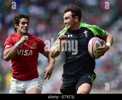 Rugby Union - Marriott London Sevens - deuxième jour - Twickenham Stadium.Kristian Phillips de Wale et Rodrigo Etchart d'Argentine lors du Marriott London Sevens au stade de Twickenham, Londres. Banque D'Images