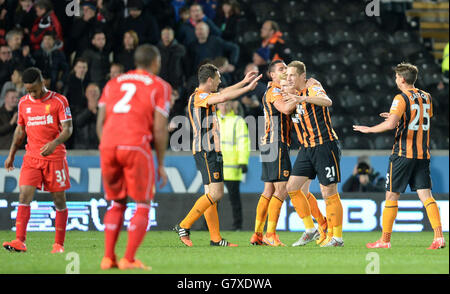 Michael Dawson, de Hull City, célèbre au coup de sifflet final après la victoire de ses équipes en 1-0 lors du match de la Barclays Premier League au KC Stadium, à Hull. Banque D'Images