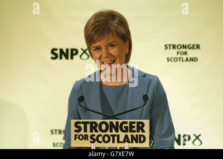 La première ministre Nicola Sturgeon a prononcé un discours liminaire lors d'une conférence de presse à Glasgow, alors que le chef du SNP a insisté sur le fait que l'élection générale n'est pas une question d'indépendance pour le parti. Banque D'Images