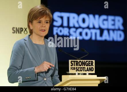 La première ministre Nicola Sturgeon a prononcé un discours liminaire lors d'une conférence de presse à Glasgow, alors que le chef du SNP a insisté sur le fait que l'élection générale n'est pas une question d'indépendance pour le parti. Banque D'Images