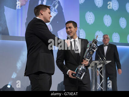 Eden Hazard de Chelsea reçoit son prix du PFA's Men's Player of the Year Award 2015 de la part du présentateur de BT Sport Jake Humphrey lors du PFA Player of the Year Awards 2015 au Grosvenor House Hotel, Londres. Banque D'Images