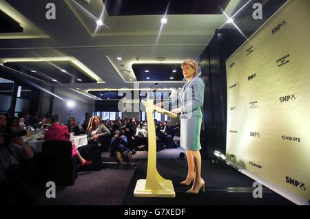 La première ministre Nicola Sturgeon a prononcé un discours liminaire lors d'une conférence de presse à Glasgow, alors que le chef du SNP a insisté sur le fait que l'élection générale n'est pas une question d'indépendance pour le parti. Banque D'Images