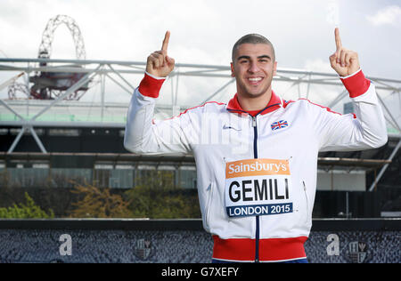 Adam Gemili, champion européen de 200 m, annonce sa participation aux Jeux d'anniversaire de Sainsbury qui auront lieu au parc olympique de la Reine Elizabeth du 24 au 26 juillet, lors d'un photocall à Formans Fish Island, à l'est de Londres, qui surplombe l'ancien stade olympique. Banque D'Images